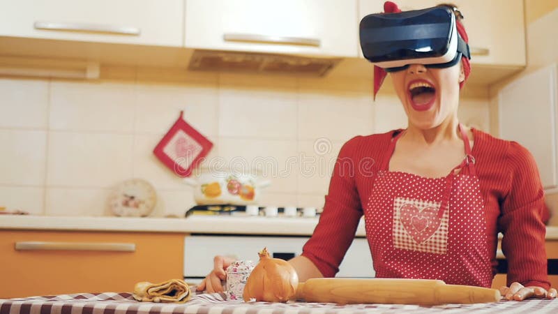 Fille Pin- en verres de réalité virtuelle effrayés et choses de baisses outre de la table clips vidéos