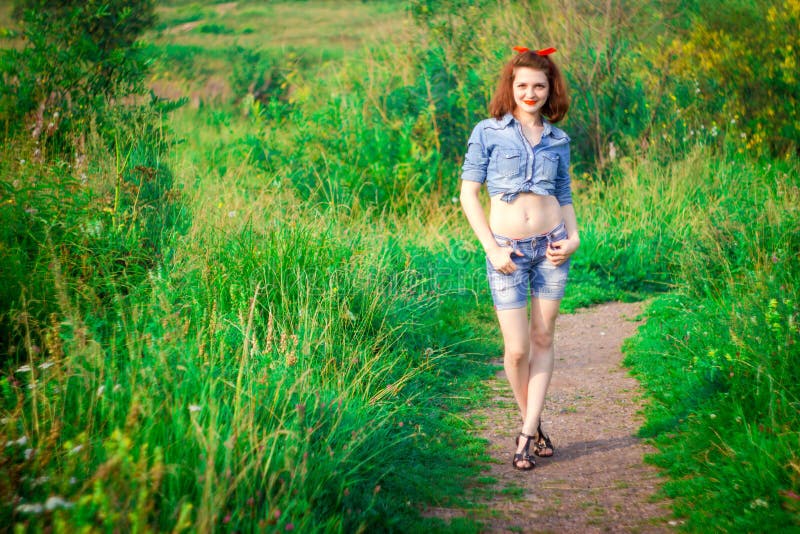 Fille Pin-un dans les bois images libres de droits Fille Pin-un dans les bois images libres de droits