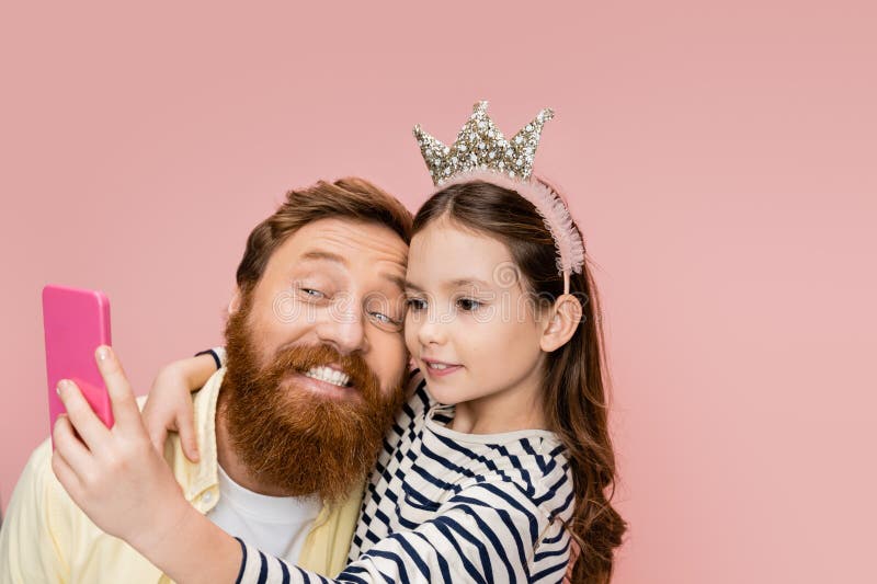 Fille préadolescente avec bandeau de la couronne image stock
