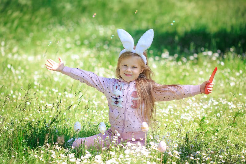 Jolie Petite Fille Expressive Avec Des Oreilles De Lapin Pour La Promotion  De Pâques