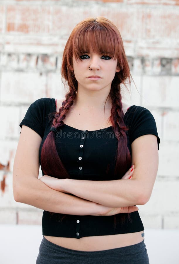 Fille Rebelle D'adolescent Avec Les Cheveux Rouges Image stock Image