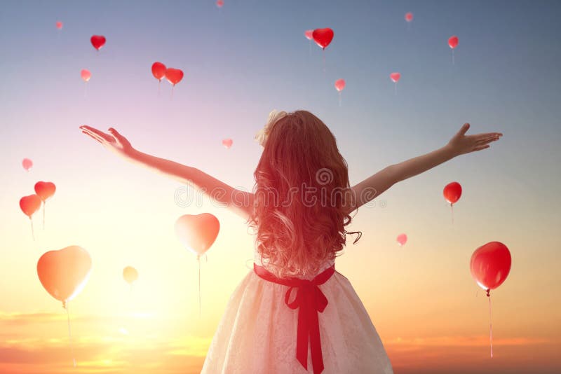 Fille regardant les ballons rouges image stock Fille regardant les ballons rouges image stock