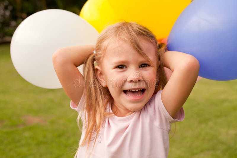 Fille De Partie, Ballons, Ayant L'amusement Fête D'anniversaire Fille  Heureuse Image stock - Image du fond, femelle: 140428819