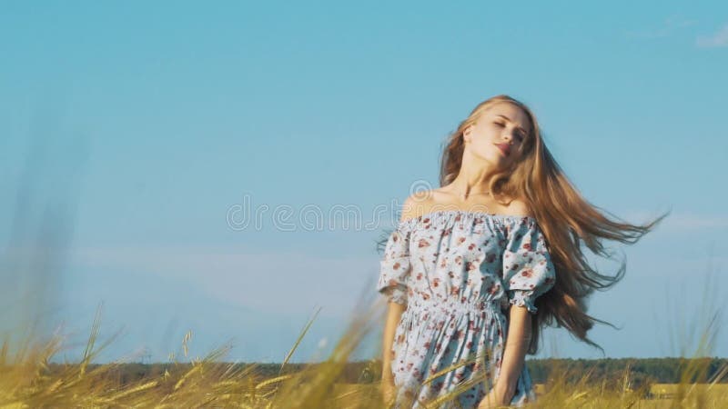 Fille romantique de beauté dehors Belle fille modèle adolescente dans la robe courte occasionnelle sur le champ dans la lumière d banque de vidéos Fille romantique de beauté dehors Belle fille modèle adolescente dans la robe courte occasionnelle sur le champ dans la lumière d banque de vidéos