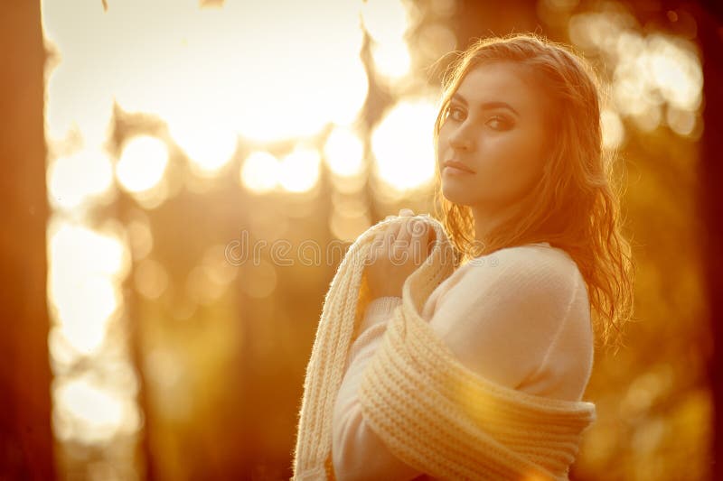 Fille rousse dans des v?tements lumineux sur un fond de for?t d'automne images stock Fille rousse dans des v?tements lumineux sur un fond de for?t d'automne images stock