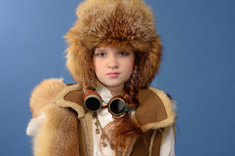 Fille rousse dans des vêtements d'hiver photos libres de droits Fille rousse dans des vêtements d'hiver photos libres de droits