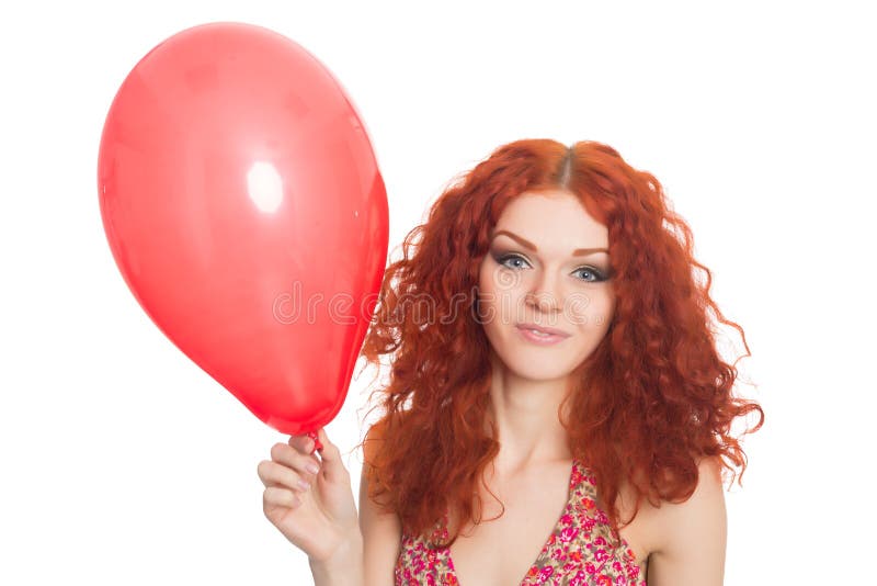 Fille rousse joyeuse tenant le ballon image libre de droits