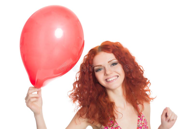 Fille rousse joyeuse tenant le ballon rouge image stock