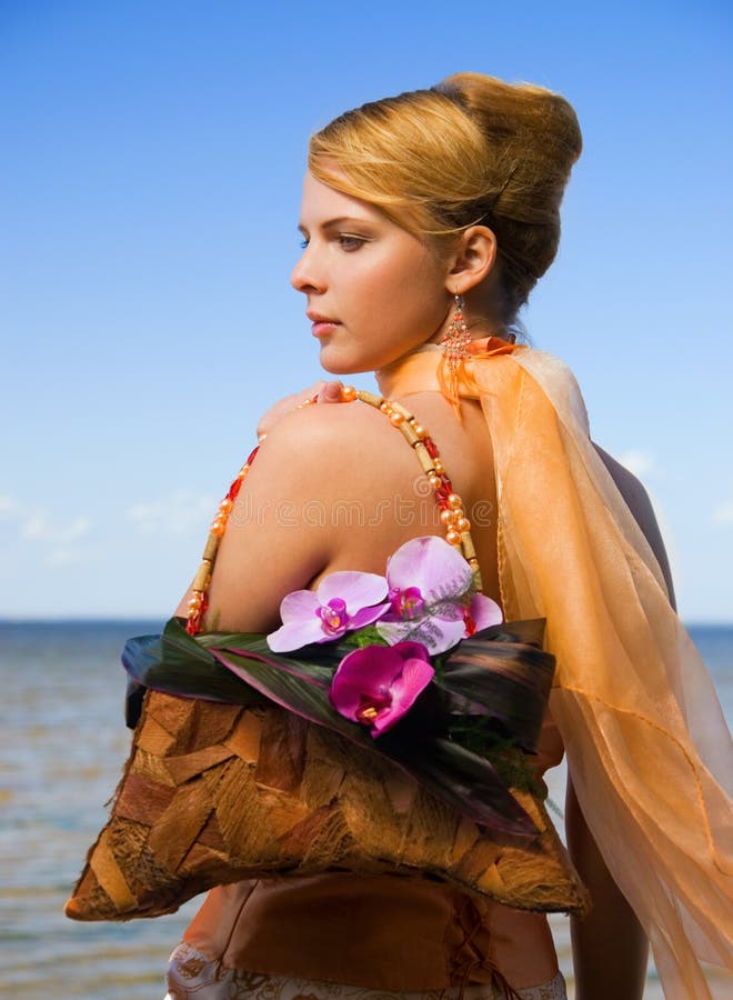 Fille rousse sur la plage photos libres de droits Fille rousse sur la plage photos libres de droits