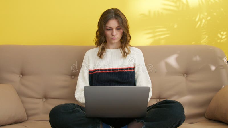 Fille réfléchie apprendre sur ordinateur portable à la maison. étudiant intelligent faire ses devoirs. banque de vidéos