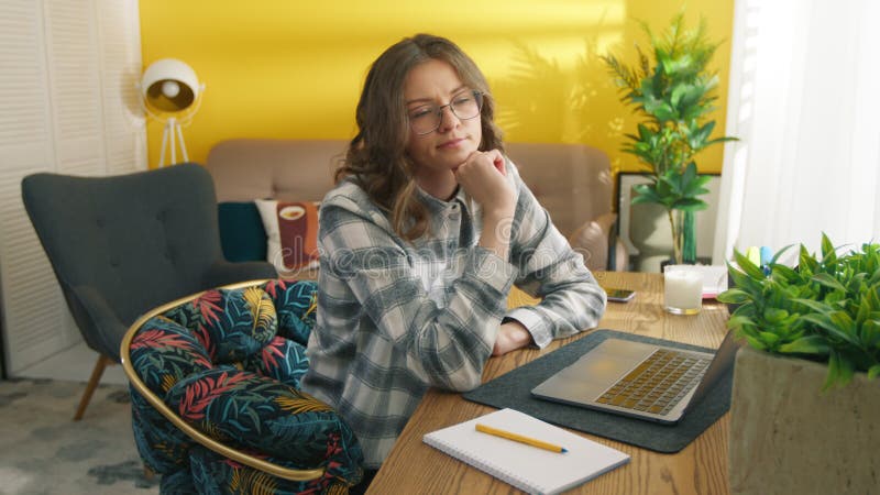 Fille rêveuse assise à la table. solution intelligente de recherche d'étudiant banque de vidéos