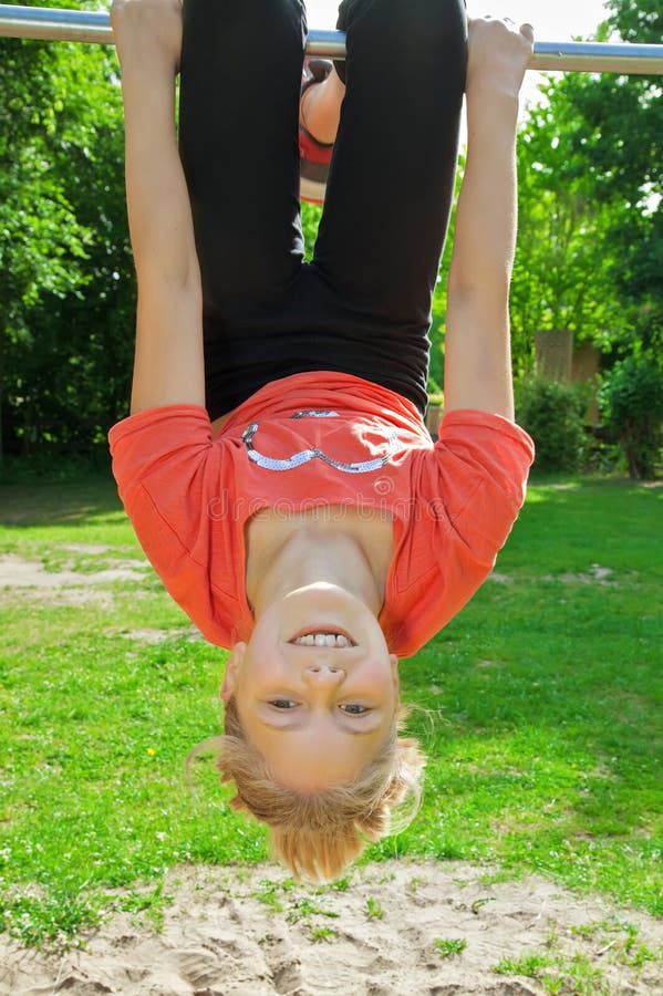 Fille s'arrêtant upside-down images libres de droits Fille s'arrêtant upside-down images libres de droits
