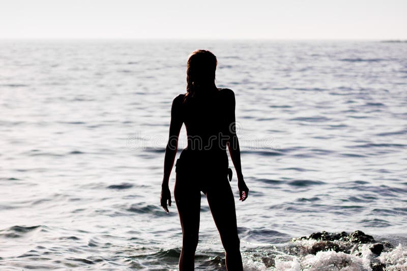 Fille se tenant prêt la mer photos libres de droits Fille se tenant prêt la mer photos libres de droits