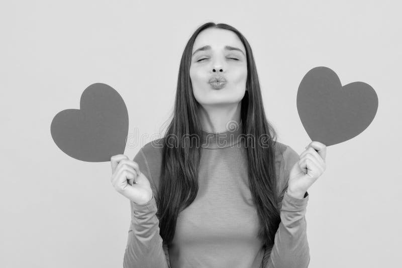 Femme Avec Cadeau. Drôle Fille Croisé Doigts Pour Bonne Chance. Portrait  D'une Jeune Fille Excitée Tenant Boîte Cadeau Isolé Photo stock - Image du  beauté, isolement: 264155046