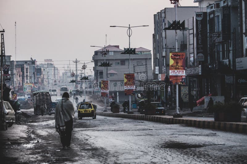 Fille seul se tenant dans les rues occupées et misérables d'Islamabad images libres de droits Fille seul se tenant dans les rues occupées et misérables d'Islamabad images libres de droits