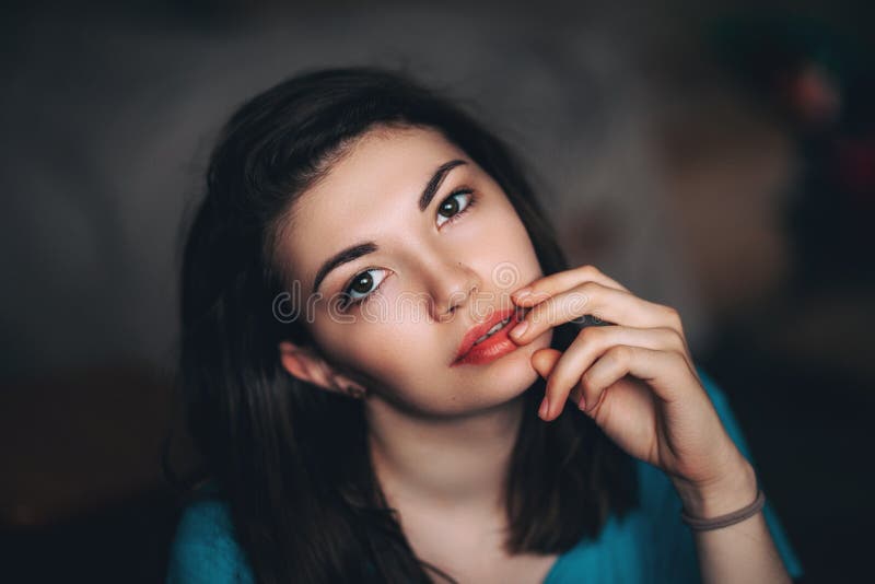 Fille sexy de jeunes femmes de yeux foncés de brune reposant à la maison les lèvres émouvantes regardant le plan rapproché sensue photos libres de droits Fille sexy de jeunes femmes de yeux foncés de brune reposant à la maison les lèvres émouvantes regardant le plan rapproché sensue photos libres de droits