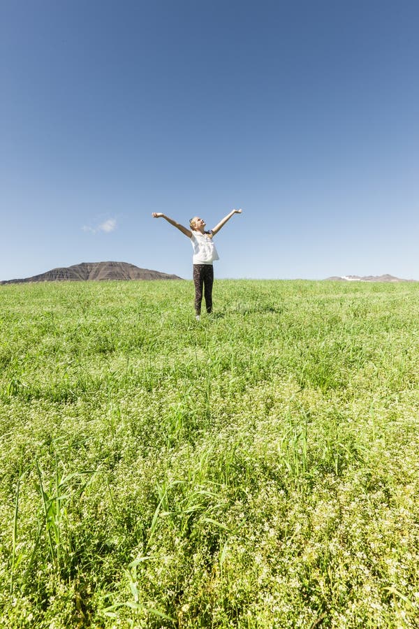 Fille souriant dans le ciel images stock Fille souriant dans le ciel images stock