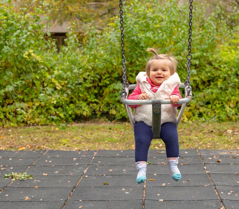 Fille Sourire mignon Bébé oscillation Stationnement image stock Fille Sourire mignon Bébé oscillation Stationnement image stock