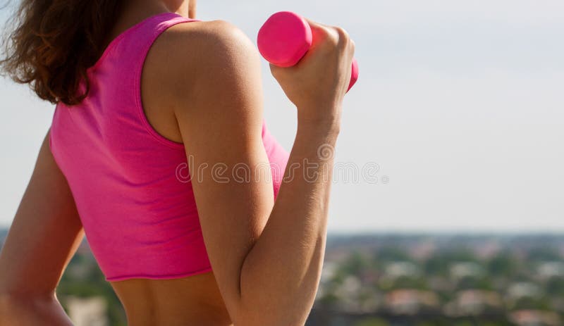 Fille sportive haltère Muscles de exercice femelles adaptés Fille de forme physique de sports Muscles avec l'haltère Formation de photographie stock libre de droits Fille sportive haltère Muscles de exercice femelles adaptés Fille de forme physique de sports Muscles avec l'haltère Formation de photographie stock libre de droits
