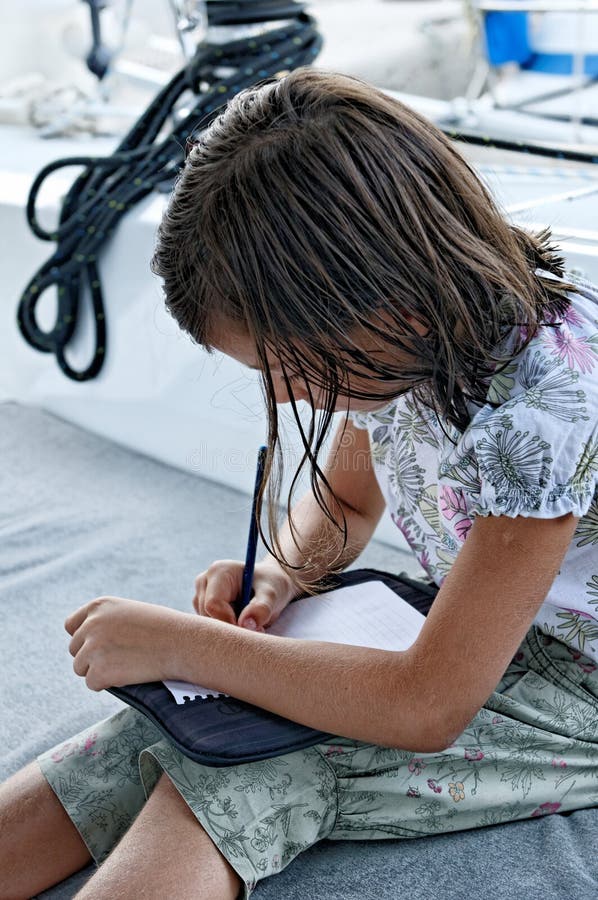 Fille sur l'écriture de yacht photographie stock Fille sur l'écriture de yacht photographie stock