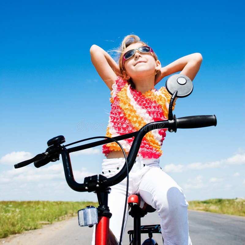 jolie fille a bicyclette