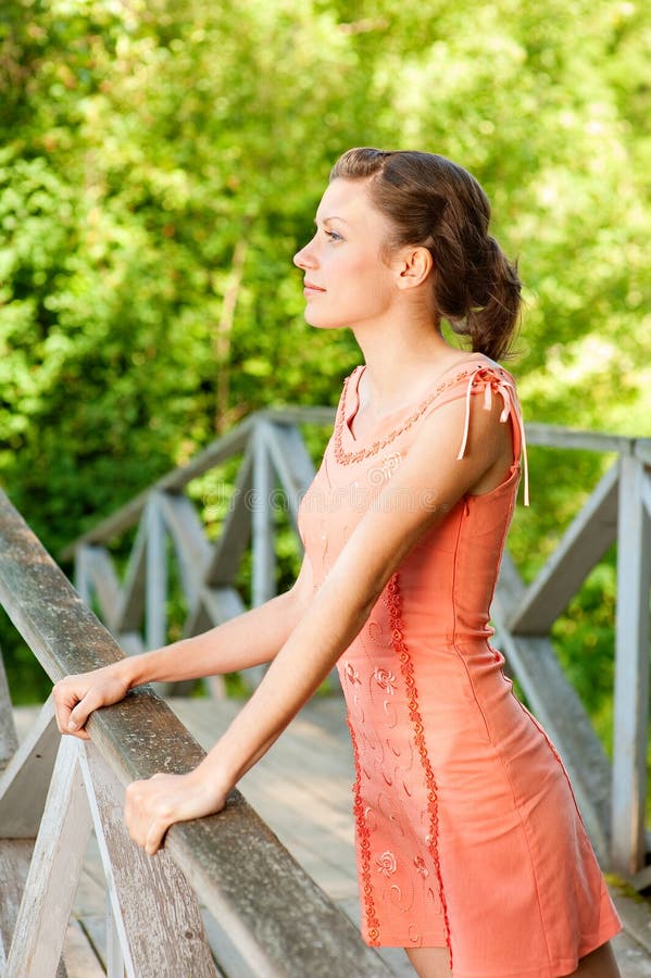 Fille sur la passerelle photos libres de droits Fille sur la passerelle photos libres de droits