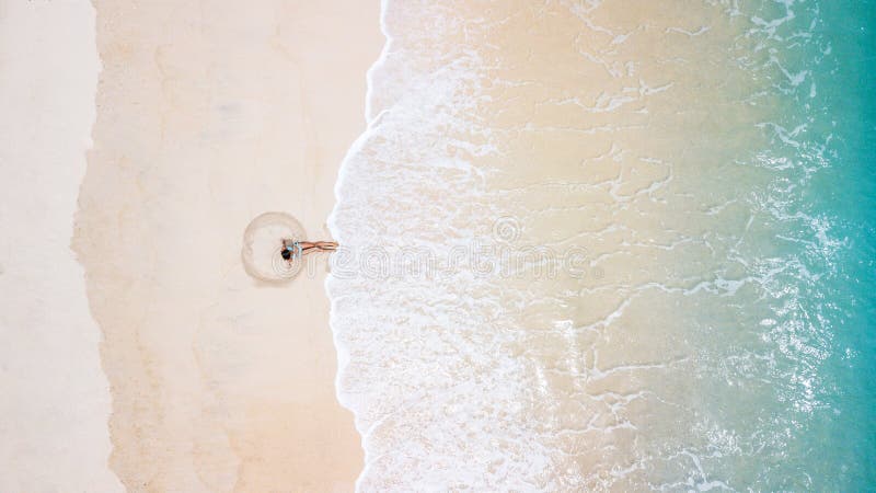 Fille sur la plage du bourdon photo stock Fille sur la plage du bourdon photo stock