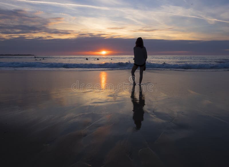 Fille Sur La Plage Au Coucher Du Soleil Avec Le Soleil Au