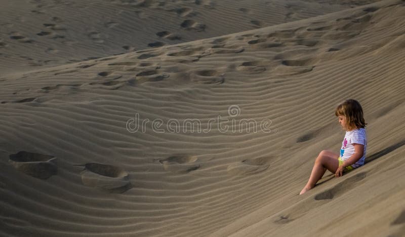Fille sur les dunes de sable images libres de droits Fille sur les dunes de sable images libres de droits