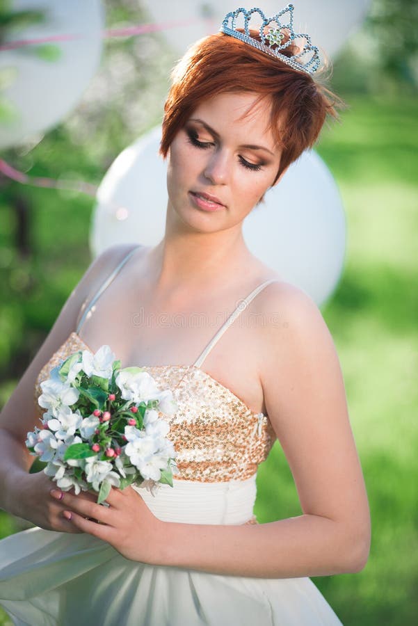Fille sur sa tête regardant un bouquet blanc photos stock Fille sur sa tête regardant un bouquet blanc photos stock