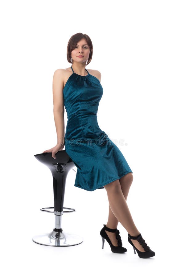 Fille sur une chaise de barre dans le studio, isolat photographie stock Fille sur une chaise de barre dans le studio, isolat photographie stock