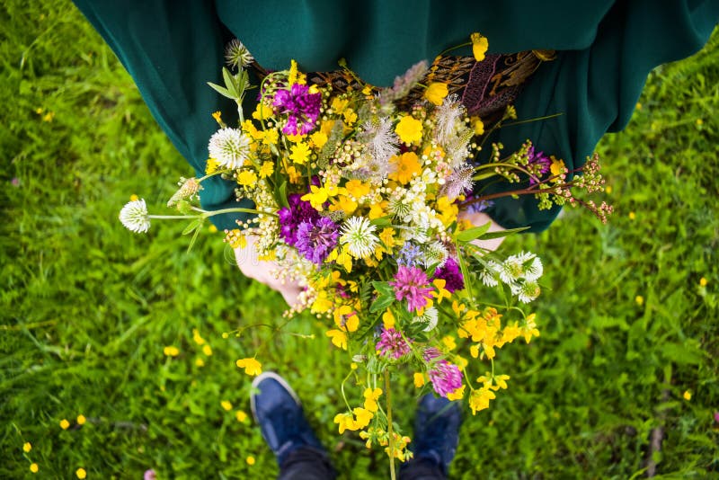 Fille tenant dans sa main un beau bouquet avec les fleurs sauvages multicolores Groupe stupéfiant de fleurs de wilf dans la natur image libre de droits Fille tenant dans sa main un beau bouquet avec les fleurs sauvages multicolores Groupe stupéfiant de fleurs de wilf dans la natur image libre de droits