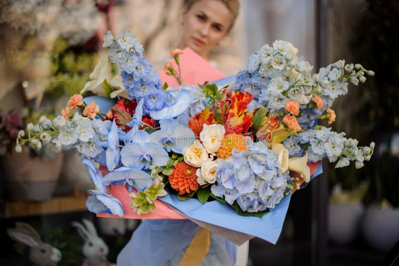 Fille tenant le grand bouquet des fleurs bleues image libre de droits Fille tenant le grand bouquet des fleurs bleues image libre de droits