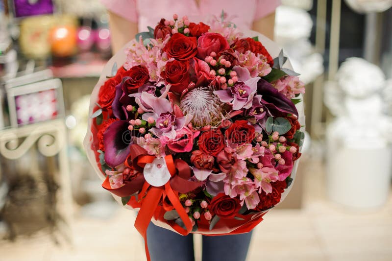 Fille tenant un beau bouquet lumineux des roses, orchidées et photos libres de droits Fille tenant un beau bouquet lumineux des roses, orchidées et photos libres de droits