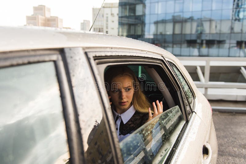 Jeune Conducteur Blond De Fille à L'intérieur D'une Voiture Image