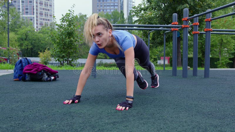 Fille à faire à haute planche et le genou dessine à l'extérieur clips vidéos