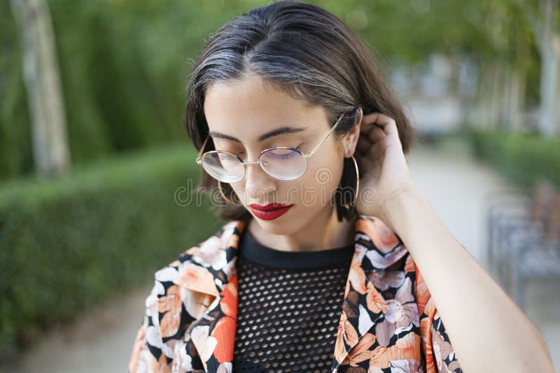 Fille à la mode avec le portrait en verre image libre de droits Fille à la mode avec le portrait en verre image libre de droits