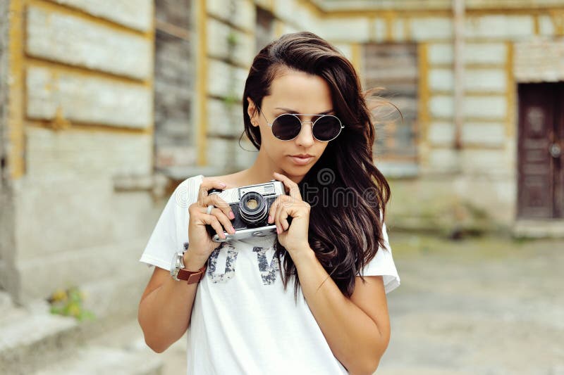 Fille à la mode de hippie avec l'appareil-photo photos stock Fille à la mode de hippie avec l'appareil-photo photos stock