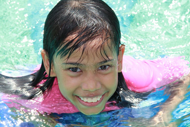 Fille à une piscine image libre de droits Fille à une piscine image libre de droits