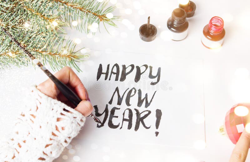 Fille écrivant la carte de calligraphie de bonne année image stock Fille écrivant la carte de calligraphie de bonne année image stock