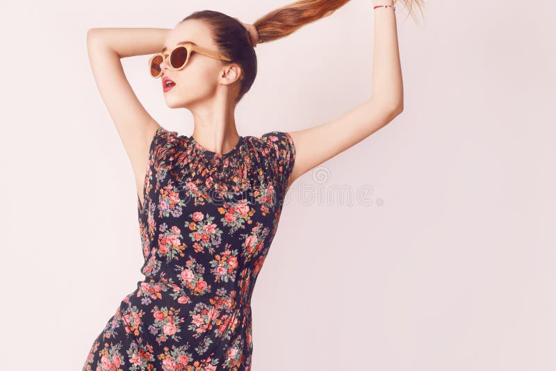 Fille élégante de modèle de beauté portant les lunettes de soleil et la robe en bois foncées Façonnez la belle femme avec les lun photos libres de droits Fille élégante de modèle de beauté portant les lunettes de soleil et la robe en bois foncées Façonnez la belle femme avec les lun photos libres de droits