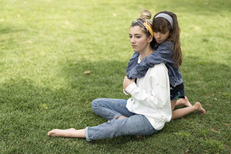 Fille étreignant derrière sa soeur image libre de droits Fille étreignant derrière sa soeur image libre de droits