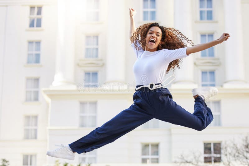 Fille étudiante à l'université et fête avec saut pour portrait avec gagner l'étude et les buts de l'éducation. Femme photographie stock libre de droits
