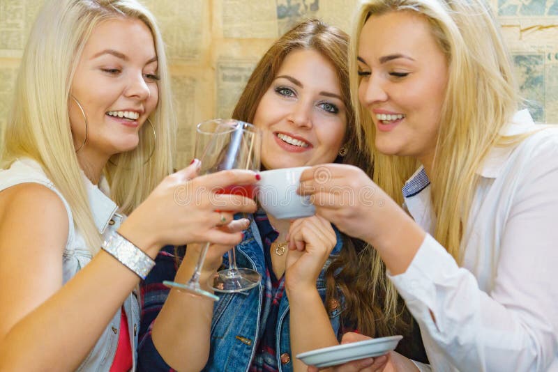 Filles avec verre d'alcool dans un pub/club photos stock