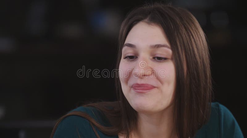 Filles bavardant et souriant tout en se reposant dans un café Verticale d'une fille riante banque de vidéos