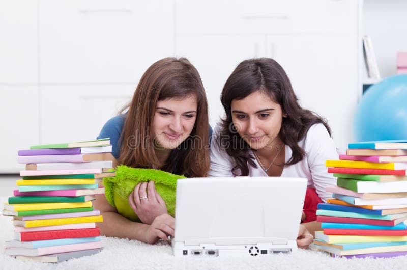 Filles dans l'université photographie stock libre de droits Filles dans l'université photographie stock libre de droits
