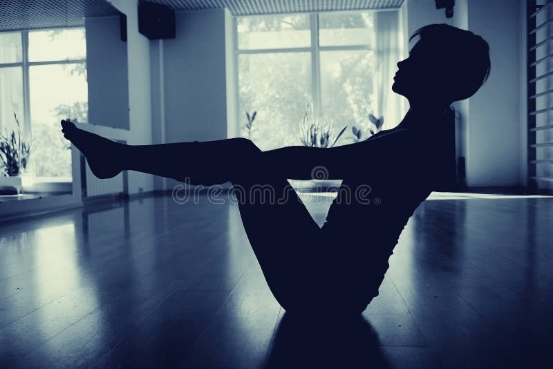 Filles dans la chambre de yoga photo stock Filles dans la chambre de yoga photo stock
