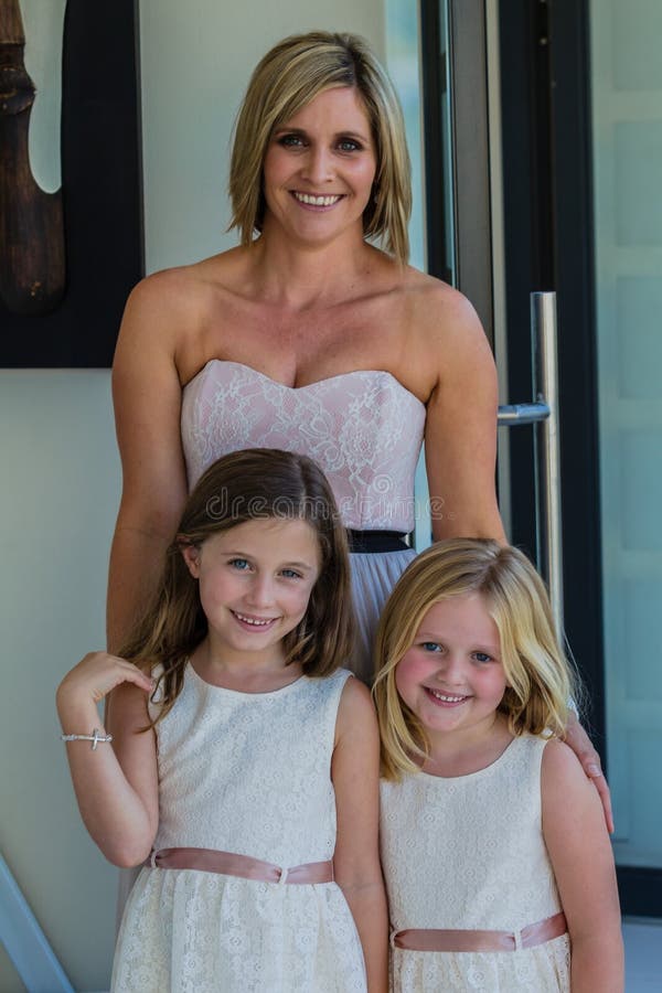 Filles de mère épousant des filles de fleurs photo libre de droits