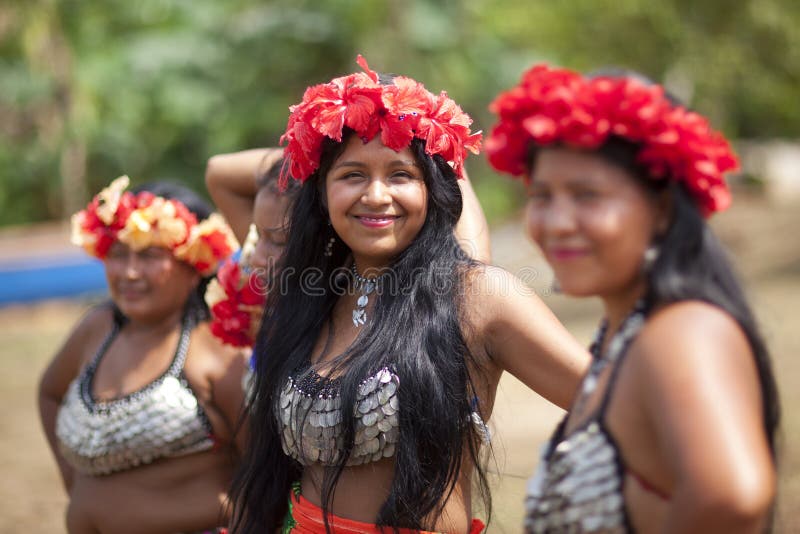 Filles de natif américain et femme, tribu d'Embera image stock Filles de natif américain et femme, tribu d'Embera image stock