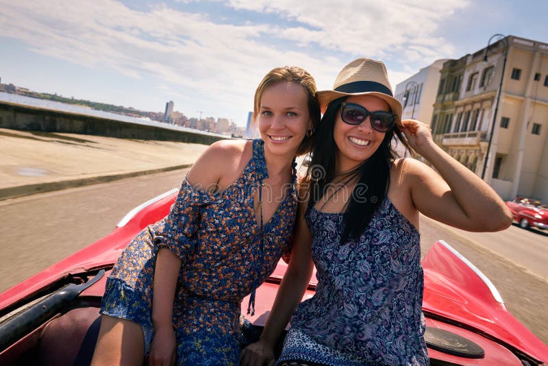 Filles de touristes de couples heureux sur la voiture Havana Cuba de vintage photographie stock Filles de touristes de couples heureux sur la voiture Havana Cuba de vintage photographie stock